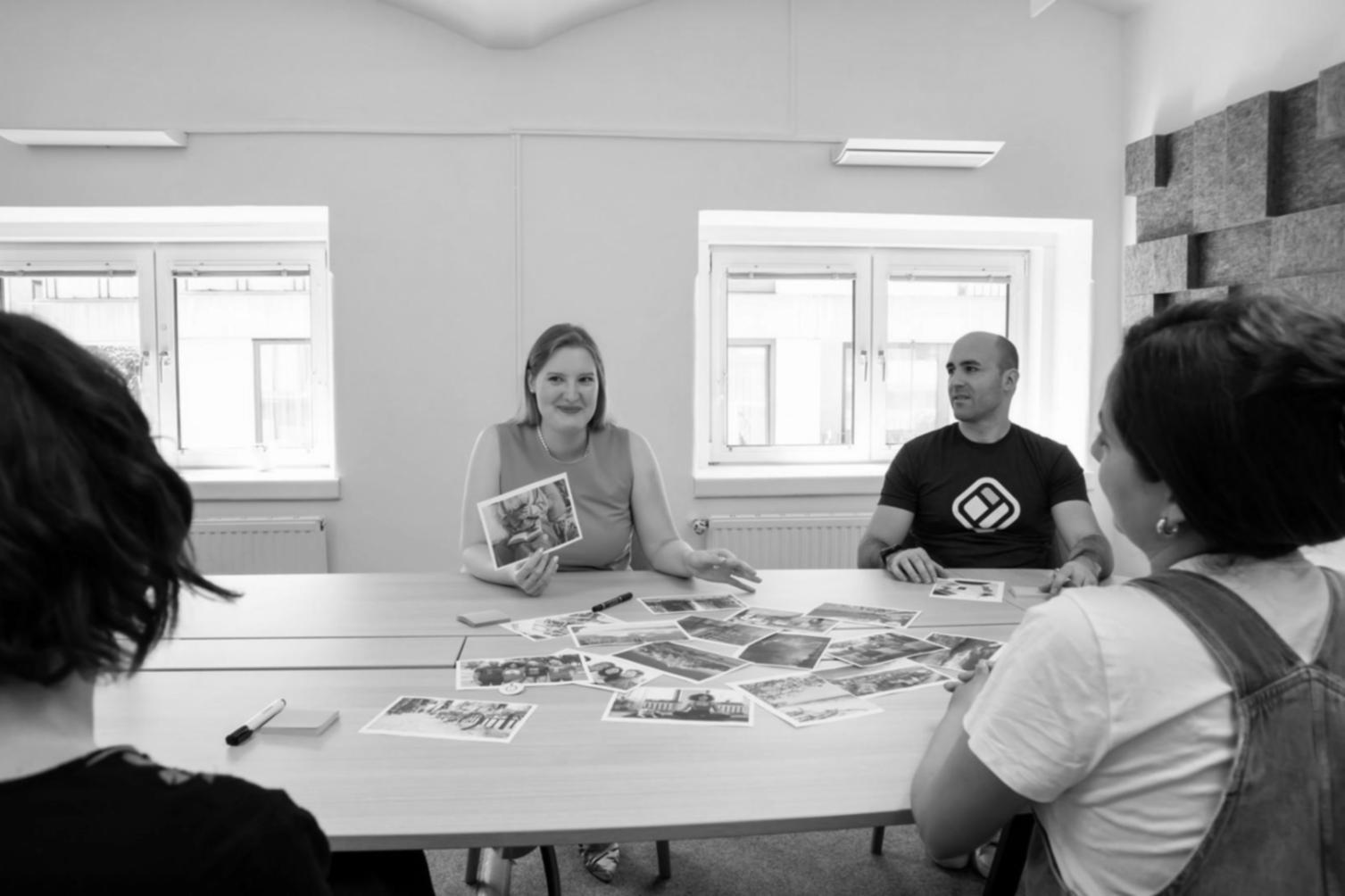 Equipo de veliqospartha trabajando en estrategias financieras