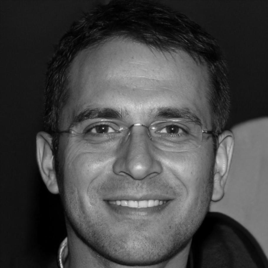 Carlos Mendoza, Analista Senior